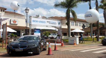 Foto da entrada do evento BMW Ultimate Experience com destaque para o i8