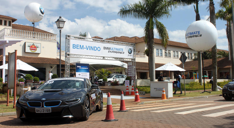 Foto da entrada do evento BMW Ultimate Experience com destaque para o i8