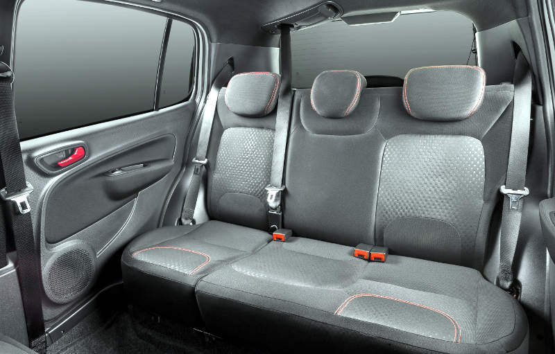 Fiat/Divulgação Foto do banco traseiro do Fiat Uno Sporting 2017