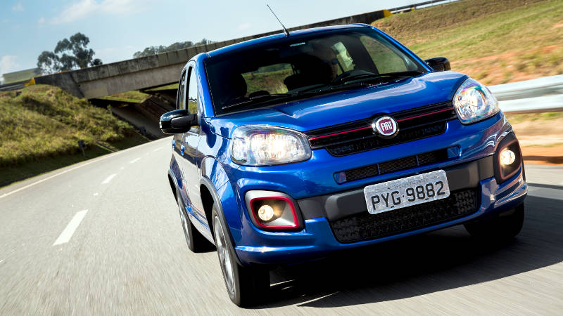 Foto da dianteira do Fiat Uno Sporting 2017