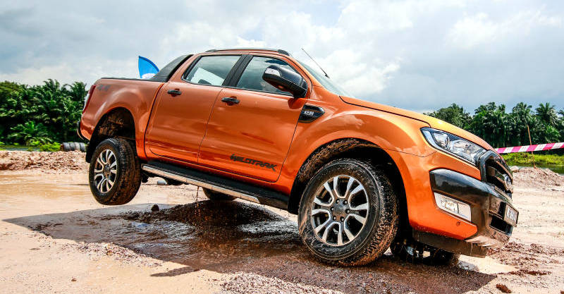 Reprodução da internet: www.carsifu.my/car-reviews/ford-ranger-2 Ford Ranger Wildtrak no off-road