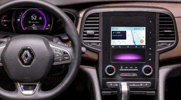 Painel de um carro da Renault mostrando o Waze