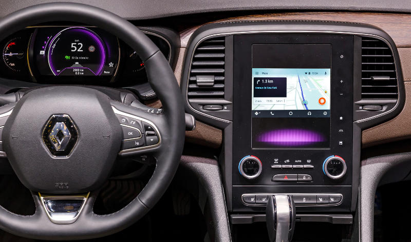 Painel de um carro da Renault mostrando o Waze
