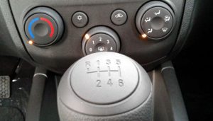 Câmbio manual de seis marchas do Chevrolet Onix Joy 2017 durante o teste