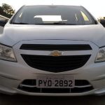 Dianteira do Chevrolet Onix Joy 2017 durante o teste