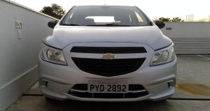 Dianteira do Chevrolet Onix Joy 2017 durante o teste