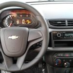 Painel do Chevrolet Onix Joy 2017 durante o teste