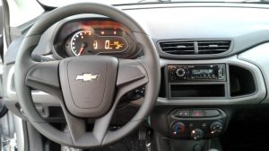 Painel do Chevrolet Onix Joy 2017 durante o teste