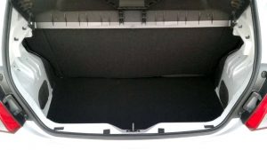 Porta-malas do Chevrolet Onix Joy 2017 durante o teste