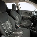 Bancos dianteiros e espaço da Fiat Toro Freedom Opening Edition