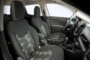 Bancos dianteiros e espaço da Fiat Toro Freedom Opening Edition