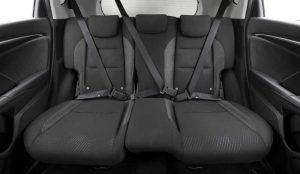 Honda WR-V 2018 tem apoio de cabeça e cinto tres pontos traseiros