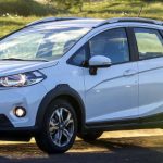 Foto do Honda WR-V 2018 na estrada de terra