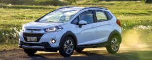 Foto do Honda WR-V 2018 na estrada de terra
