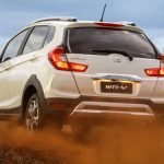 Foto do Honda WR-V 2018 num terreno off-road leve