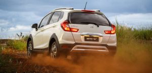 Foto do Honda WR-V 2018 num terreno off-road leve