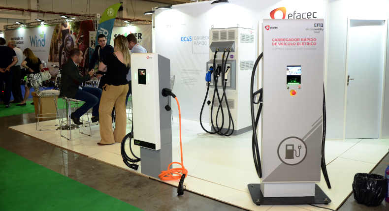 Eletroposto para abastecer carros elétricos e híbridos