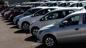 carros estacionados na rua no Brasil