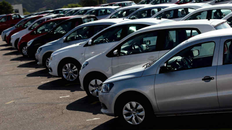 carros estacionados na rua no Brasil