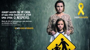 Campanha Maio Amarelo de segurança no transito. Na foto, mãe com uma criança
