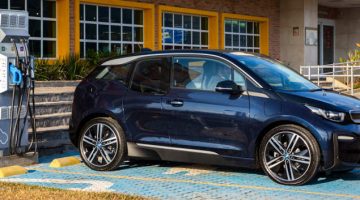 BMW i3 elétrico no corredor elétrico no Brasil