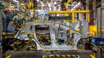 Chassi de um carro numa fábrica no Brasil