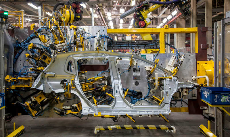 Chassi de um carro numa fábrica no Brasil