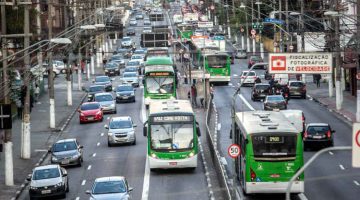 Trânsito de ônibus e carros em São Paulo, Brasil