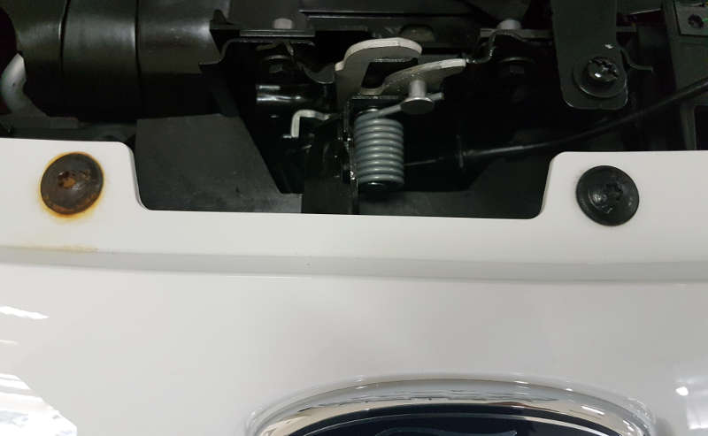 Parafuso sujo no capô do Ford Ka SE Plus 2019 0 km