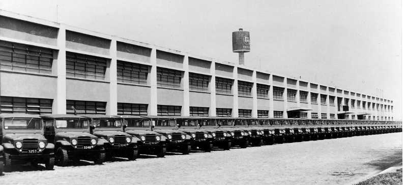 Toyota/Divulgação Primeiro lote de Toyota Bandeirante entregue pela marca em 1962