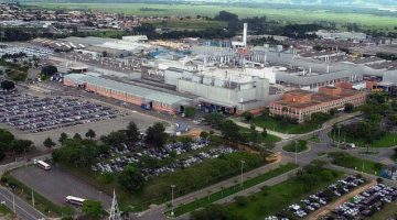 Foto da fábrica da General Motores (Chevrolet) em São José dos Campos, São Paulo