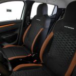 Bancos dianteiros e interior do Renault Kwid Outsider