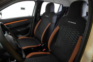 Bancos dianteiros e interior do Renault Kwid Outsider