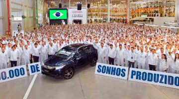 Foto comemorativa da marca de 2 milhões de carros fabricados pela Honda no Brasil