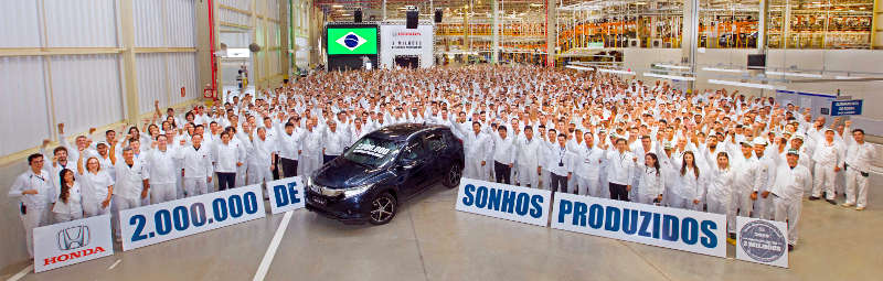 Foto comemorativa da marca de 2 milhões de carros fabricados pela Honda no Brasil