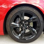 Roda dianteira de aro 20" do Chevrolet Camaro SS V8 2020 conversível