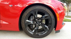 Roda dianteira de aro 20" do Chevrolet Camaro SS V8 2020 conversível