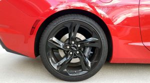 Roda traseira de aro 20" do Chevrolet Camaro SS V8 2020 conversível