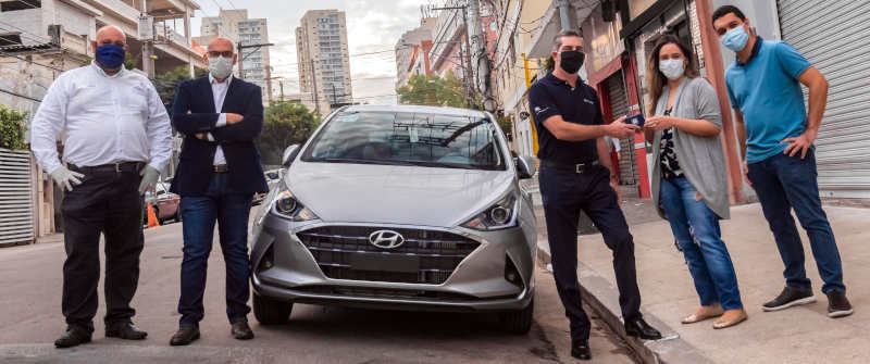 Hyundai HB20S Diamond número "250 mil" sendo entregue