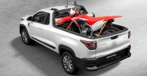 Moto na caçamba da Fiat Strada Freedom Cabine Simples (Plus)