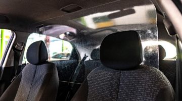 Protetor instalada no interior de carro para ajudar a combater a pandemia de Covid-19 (coronavírus) pela Localiza-Hertz