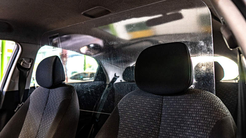 Protetor instalada no interior de carro para ajudar a combater a pandemia de Covid-19 (coronavírus) pela Localiza-Hertz