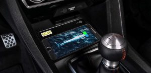 Carregador sem fio para celular na parte de baixo do painel do Honda Civic Si 2020