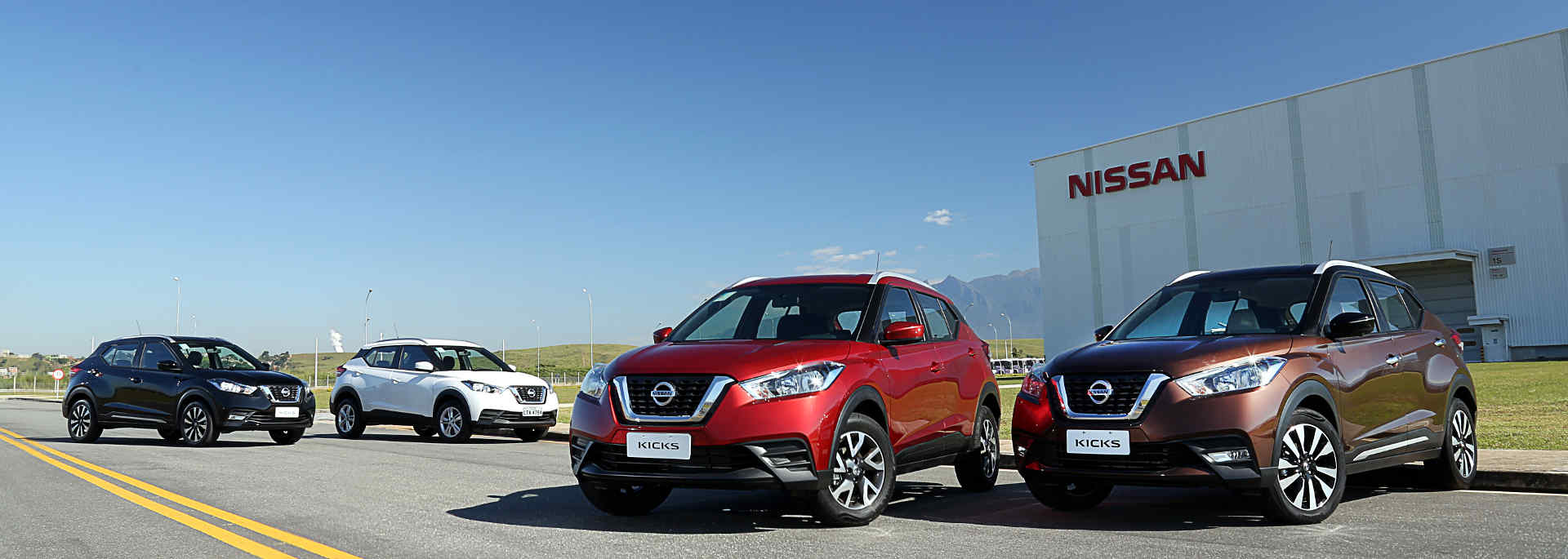 Nissan 20 anos de Brasil: Kicks na frente da fábrica do Rio de Janeiro