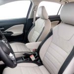 Bancos dianteiros do Nissan Connect do Versa Exclusive