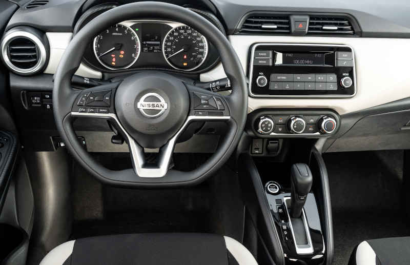 Painel do Nissan Versa Sense CVT