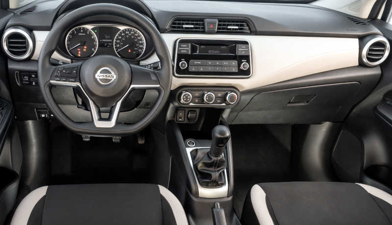 Painel do Nissan Versa Sense