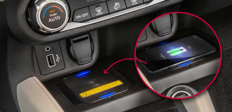 Nissan/Divulgação Foto do carregador de celular sem fio (wireless) do Nissan Versa vendido como acessório