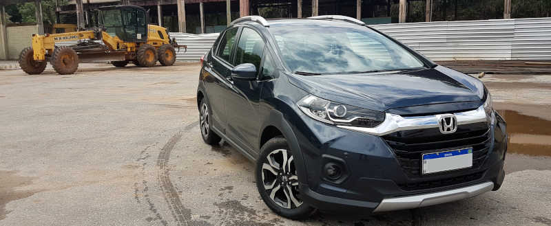 Renato Parizzi / De 0 a 100 Foto do teste do Honda WR-V EXL 2021 ao lado de uma motoniveladora New Holland