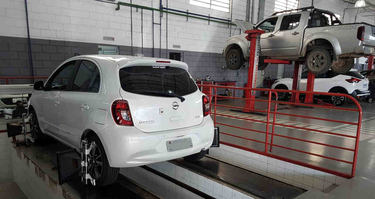 Foto de capa da oficina da concessionária Carbel Japão mostrando os Nissan March, Frontier e Kicks